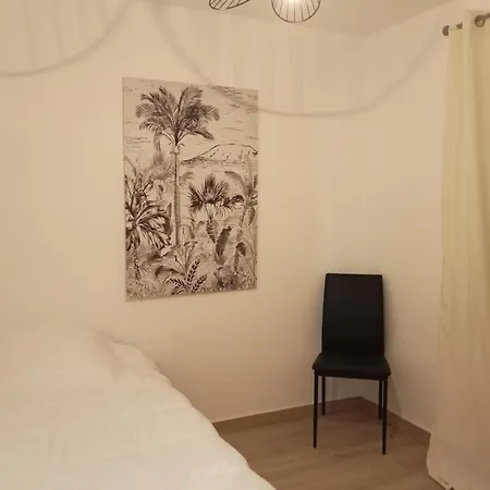 Будинок відпочинку Cozy Pearl With Garden 2 Steps From The Sea